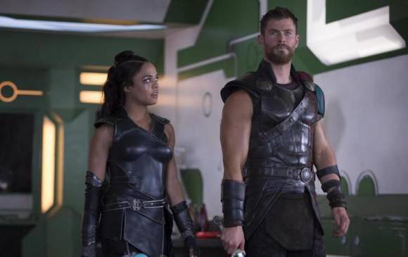 Tessa Thompson y Chris Hemsworth trabajaron juntos en Thor: Ragnarok. FOTO Cortesía Marvel