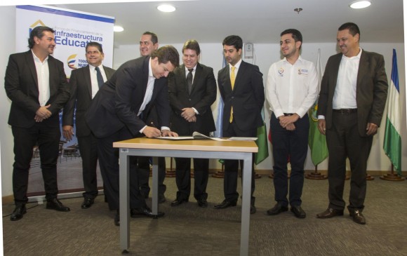 Las nuevas aulas y las mejoras beneficiarán a los alumnos de unos 36 colegios ubicados en los municipios del Valle de Aburrá. Alcaldes firmaron los convenios. FOTO cortesía á. metropolitana