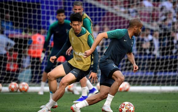 Son Heung-Min y Lucas Moura, figuras del Tottenham en el entreno final. Davinson Sánchez , la cuota colombiana. FOTO AFP