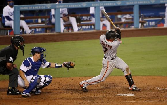 El barranquillero Donovan Solano durante su actuación, la noche de domingo, cuando su equipo, Gigantes, despachó 3-1 a Dodgers. FOTO AFP