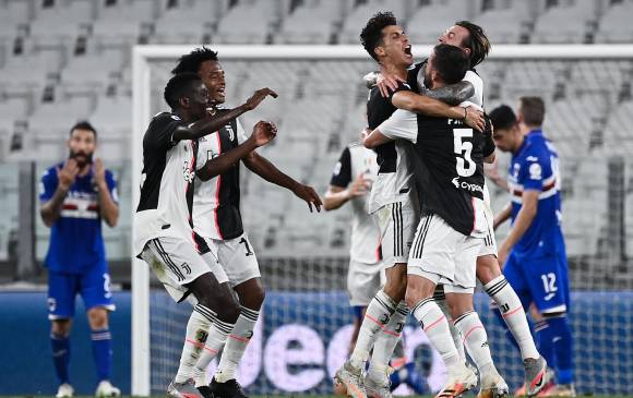 Una de las celebraciones de la Juventus en el juego que le ganó por 2-0 a Sampdoria, en el que certificó el título de la Serie A italiana. Los protocolos de bioseguridad sugeridos por las autoridades sanitarias no son acatados por parte de los jugadores. FOTO AFP 