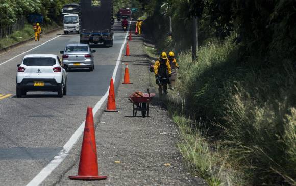 36 kilómetros del actual tramo entre El Santuario y Caño Alegre serían utilizados para la nueva vía que será en doble calzada. Por ahora, Invías hace mantenimiento. FOTO JULIO CÉSAR HERRERA