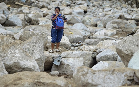 El presidente Santos informó que, a través de la cuenta de Davivienda, los colombianos han donado 4.700 millones. Hizo un llamado a donar ropa nueva para los niños afectados. FOTO AFP