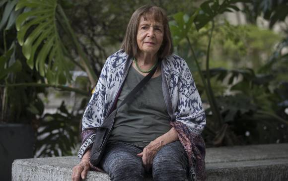 La artista Beatriz González cumplirá 81 años en noviembre. Posa en el Parque Explora antes de una charla en la Fiesta del Libro de este año. FOTO Julio herrera