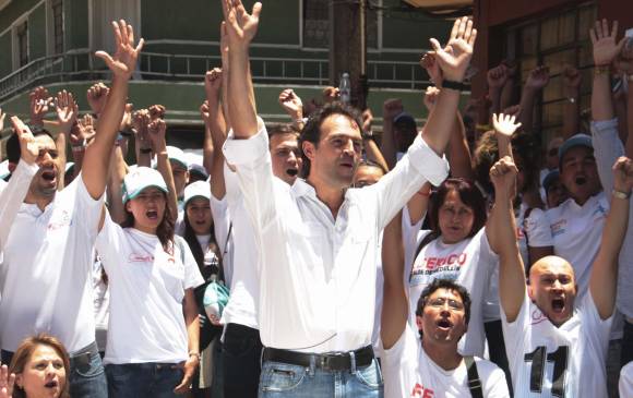 El alcalde Federico Gutiérrez recorrió las calles con un extenso equipo de voluntarios y colaboradores. Muchos de ellos, aún integran la Administración Municipal. FOTO cortesía verónica Echeverri
