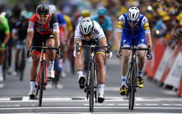 Final de la subida y lucha apretada entre Peter Sagan (ganador), Michael Matthews y Daniel Martin. Sufrido triunfo. FOTO afp