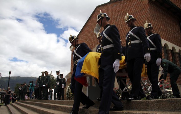 A la ceremonia fúnebre asistieron el presidente Juan Manuel Santos, el ministro de Defensa y la cúpula militar. FOTO colprensa