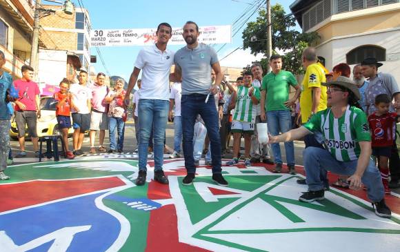 Los jugadores Hernán Barcos y Andrés Ricaurte estuvieron acompañados por el secretario de la juventud de Medellín, Alejandro de Bedout. FOTOS CORTESIA INDER