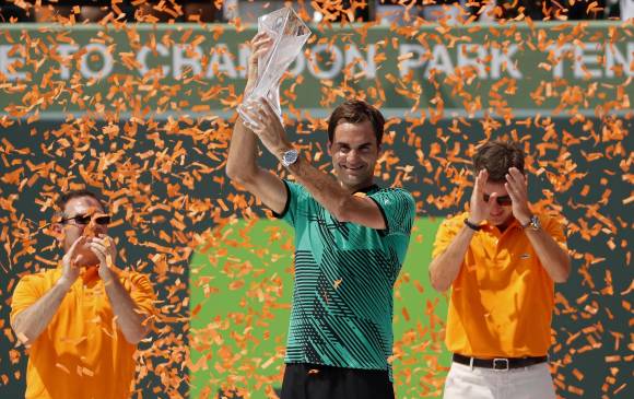 Roger Federer se coronó este domingo como el campeón del Masters 1.000 de Miami al derrotar, por tercera vez en el año, a Rafael Nadal. FOTO AFP