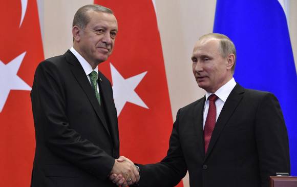 Las dos naciones han estado envueltas en tensiones desde que, el 24 de noviembre de 2015, Turquía derribara un avión de combate ruso que traspasó la frontera desde Siria. FOTO AFP