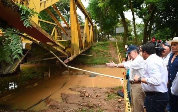 Santos dio la orden de instalar un puente vehicular en 60 días que sea suficiente para atender las necesidades de carga de la región. FOTO COLPRENSA