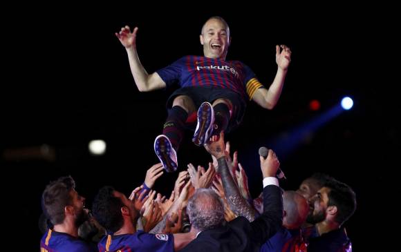 Los compañeros de equipo expresaron todo su cariño al capitán Andrés Iniesta, quien lo consiguió todo allí. Ahora empieza un nuevo capítulo en el fútbol de China. FOTO Efe