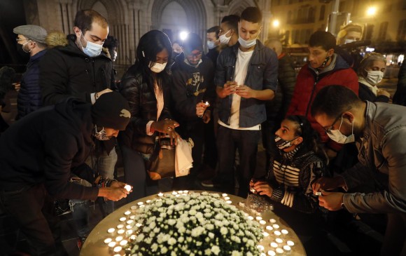 En diferentes lugares de Francia se realizaron tributos por el homicidio de tres personas en una basílica católica de Niza. Líderes religiosos pidieron respeto por las creencias. FOTO EFE