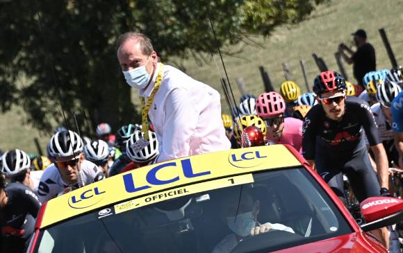 El director del Tour de Francia, Christian Prudhomme, en el arranque de la tercera semana de competencia, en la que las pruebas hechas a los corredores por covid-19 salieron negativas. FOTO AFP