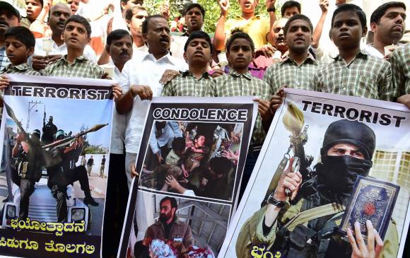 Diversas manifestaciones en el mundo provocó la tragedia que perpetraron los talibanes el martes en Pakistán. FOTO AFP