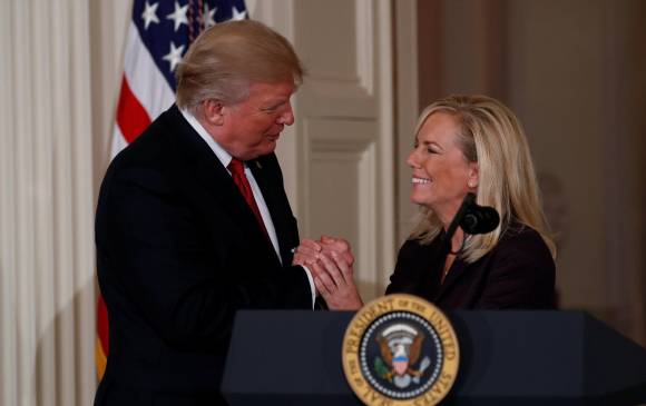 Así saludaba en octubre de 2017, el presidente de los Estados Unidos, Donald Trump, a la entonces candidata a la Secretaria de Seguridad Nacional, Kirstjen Nielsen. Foto: Reuters.
