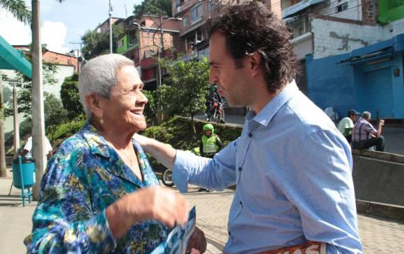 Dos semanas después de su triunfo, el alcalde electo de Medellín, Federico Gutiérrez, sigue dando gracias en la calle. FOTO cortesía