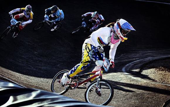 Mariana Pajón, de 25 años de edad, sigue agrandando su buen palmarés. En Francia está imparable. Su gran objetivo de este año es el Mundial en Estados Unidos, en julio. FOTO CORTESÍA RED BULL