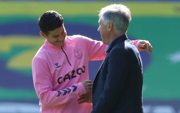 James Rodríguez, felicitado por el técnico Carlo Ancelotti. FOTO AFP