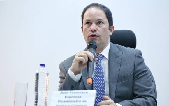 El director de Migración Colombia, Juan Francisco Espinosa, llegó a la entidad en enero de este año. Dice que parte de sus prioridades son niños y niñas en situación migratoria. FOTO COLPRENSA