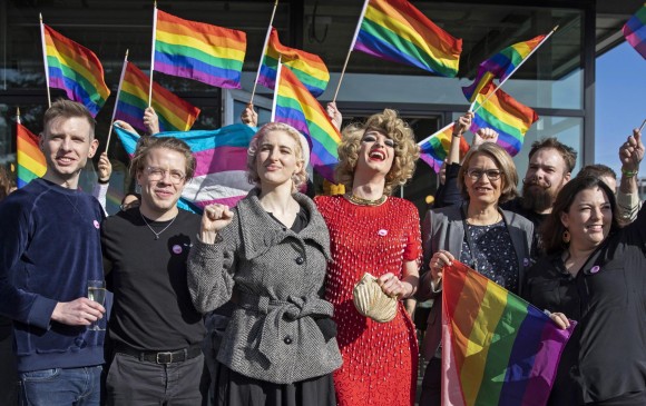 Suizos aprueban en referéndum una ley contra la homofobia, según sondeos
