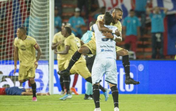 Carlos Ramírez celebra con el arquero Luis Delgado, tras lograr el tanto del empate en Santa Marta. FOTO Edwin Bustamante