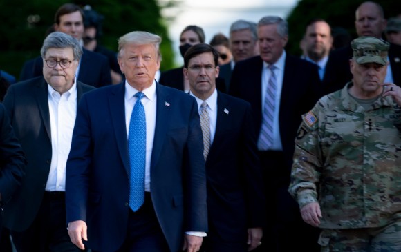 El presidente de Estados Unidos, Donald Trump, camina junto al fiscal general de Estados Unidos, William Barr (izq.) y el secretario de Defensa de Estados Unidos, Mark Esper (derecha). FOTO AFP