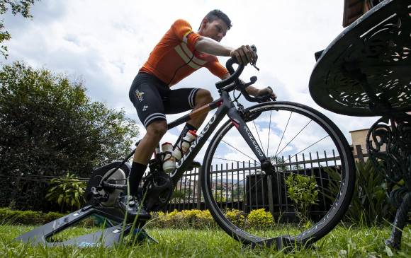 Andrés Felipe Báez Acosta, corredor de 22 años, del Colnago, se prepara para disputar su segunda Vuelta a la Juventud, prevista para el próximo mes. FOTO Jaime Pérez