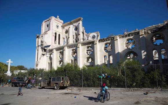 Diez años después del terremoto, Puerto Príncipe, capital haitiana, sigue en ruinas, el abandono y la corrupción le pasa factura a una isla azotada por el mal poder y por la naturaleza. FOTO Efe