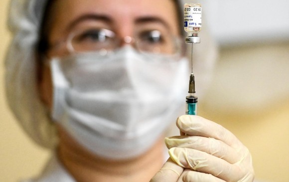 Una enfermera llena una jeringa con Sputnik V antes de proceder a la vacunación. FOTO AFP