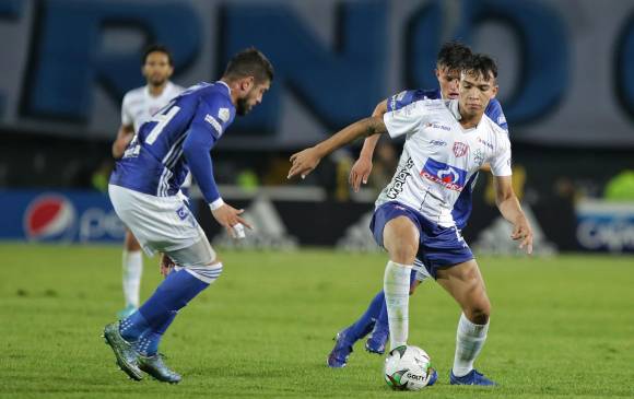 Ricardo Márquez domina el balón frente a sus rivales de Millonarios. Este joven delantero jugará con los azules el próximo torneo, pues fue cedido por el Unión Magdalena. FOTO Colprensa