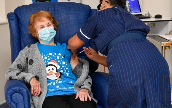 La enfermera May Parsons administra la vacuna Pfizer/BioNtech a Margaret Keenan, de 90 años, en el Hospital Universitario de Coventry, en el centro de Inglaterra, el 8 de diciembre de 2020. FOTO AFP