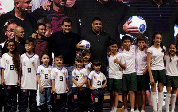 Durante la presentación de la alianza en Bogotá, el legendario jugador compartió con los menores. FOTO colprensa