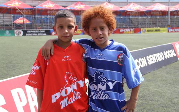 El famoso Chócolo (derecha) está listo para jugar el Ponyfútbol. A su lado, Paolo Ortiz, de Envigado, uno de sus rivales hoy. FOTO cortesía