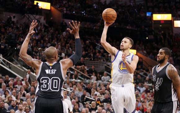 Stephen Curry guía a Golden State, que le arrebató el invicto a San Antonio de 40 triunfos seguidos en casa. FOTO reuters