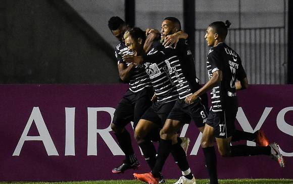 Celebración de los jugadores del Junior tras el gol de Teófilo Gutiérrez. FOTO AFP