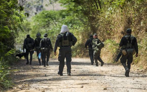 Uniformados de la Policía durante recorrido en zona rural de Urabá. FOTO: Julio César Herrera
