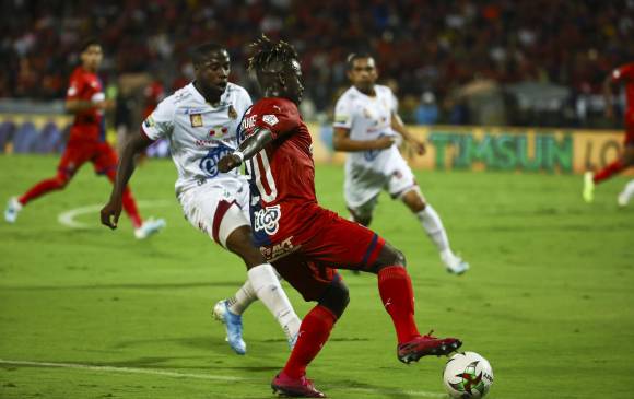 DIM recibe al Tolima en el Atanasio. En acción, Déinner Quiñones. FOTO EDWIN BUSTAMANTE