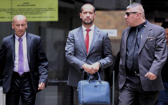 Diego Cadena (izq.) responde ante la justicia por fraude procesal y soborno a testigos. FOTO Colprensa