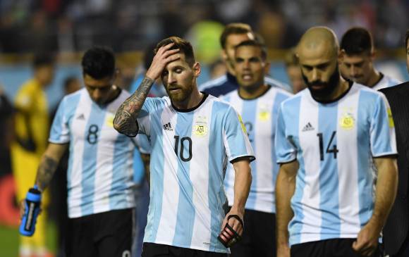 Una imagen que vale más que mil palabras. Messi refleja el dolor y hasta la pena de los argentinos luego de no poderle ganar a Perú (0-0). Ida al Mundial quedó al borde del abismo. FOTO AFP
