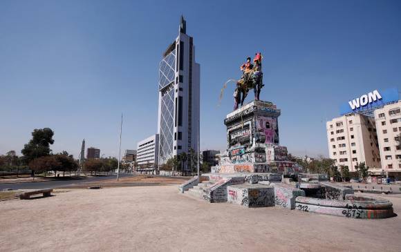 Vista de la Plaza Italia, en Santiago de Chile, totalmente vacía. Foto Efe