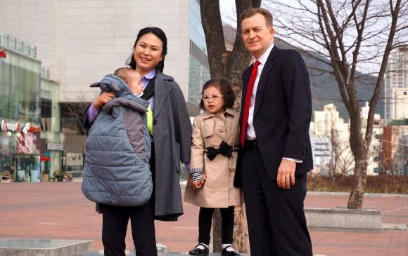 El profesor y su familia a la salida de la Pusan National University en Corea del Sur. FOTO: AFP