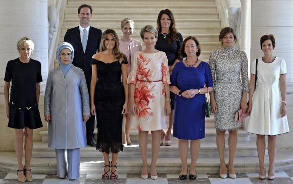 En la primera fila: la primera dama francesa, la de Turquía, la de EE. UU, la reina Matilde de Bélgica, la esposa del secretario de la OTAN, la del presidente búlgaro, la del primer ministro belga. En la segunda fila: el esposo del primer ministro de Luxemburgo y las primeras damas eslovena y finlandesa. FOTO efe