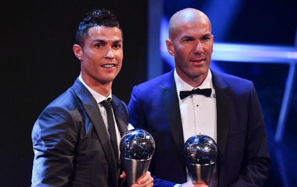 Cristiano posa con Zinedine Zidane, el Técnico más destacado. 