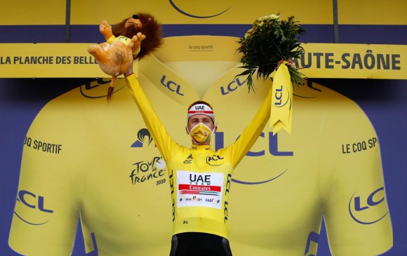 Tadej Pogacar es el segundo ciclista que se enfunda tres camisetas en una misma edición del Tour. Solo lo había logrado el belga Eddy Merck en 1969. FOTO AFP