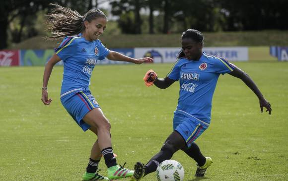 Isabella Echeverri y Yisela Cuesta Cuesta, jugadoras de la Selección Colombia de mayores. Su campaña por mejores condiciones avanza de buena manera en todo el país. FOTO colprensa 