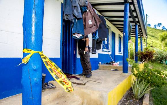 En la finca aún está la ropa de los asesinados. La casa en donde se cometió la masacre servía como hospedaje a recolectores de café. FOTO juan antonio sánchez, enviado a ciudad bolívar