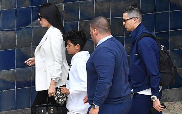Cristiano Ronaldo, acompañado por su pareja, Georgina Rodríguez, y su hijo mayor, Cristiano Ronaldo Jr, visita a su madre, internada por un problema cerebrovascular. FOTO AFP