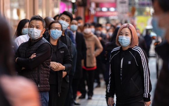Ciudadanos de Hong Kong, China haciendo fila para comprar máscaras a las afueras de una farmacia. Imagen tomada el 31 de enero de 2020. Foto: EFE