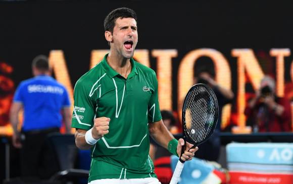 El serbio Novak Djokovic acabó por la vía rápida con el suizo Roger Federer (3) por 7-6 (1), 6-4 y 6-3, y luchará por lograr su octava corona en Melbourne Park en la final de este domingo. Foto: AFP. 